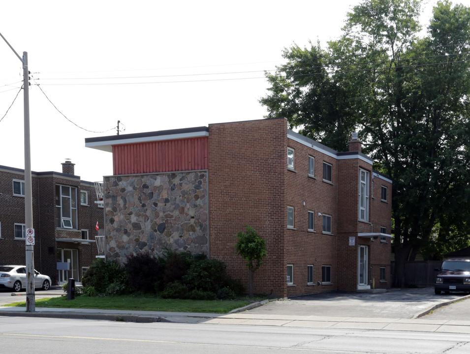 725 Upper James St in Hamilton, ON - Building Photo