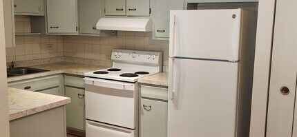 2230 S Goebbert Rd in Arlington Heights, IL - Foto de edificio - Building Photo