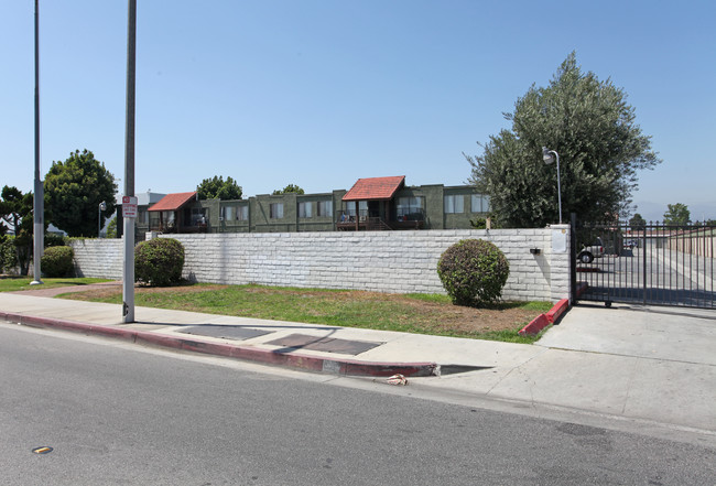 Covina Manor in West Covina, CA - Building Photo - Building Photo