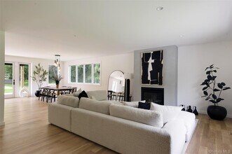 57 Newtown Rd in Hampton Bays, NY - Building Photo - Building Photo