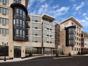 250 Old River Rd in Edgewater, NJ - Building Photo - Building Photo