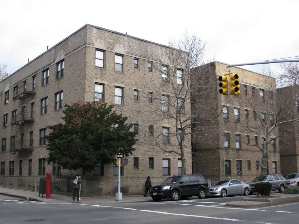 83-05 34th Ave in Flushing, NY - Foto de edificio