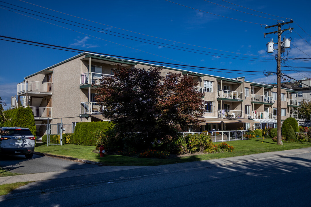 Manoah Manor in Langley, BC - Building Photo