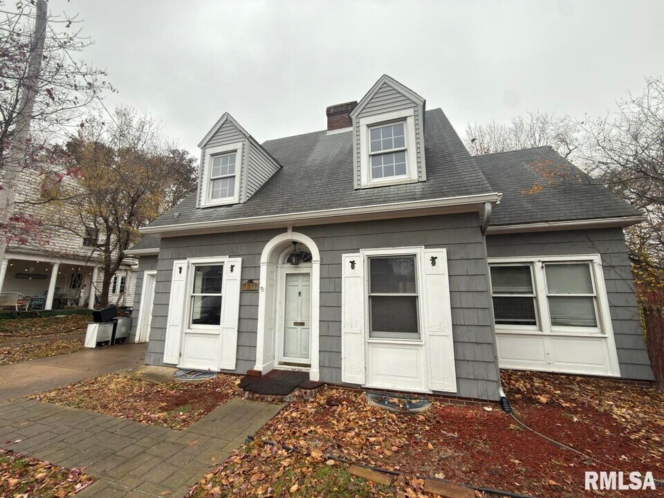 3013 Knoxville Ave in Peoria, IL - Building Photo