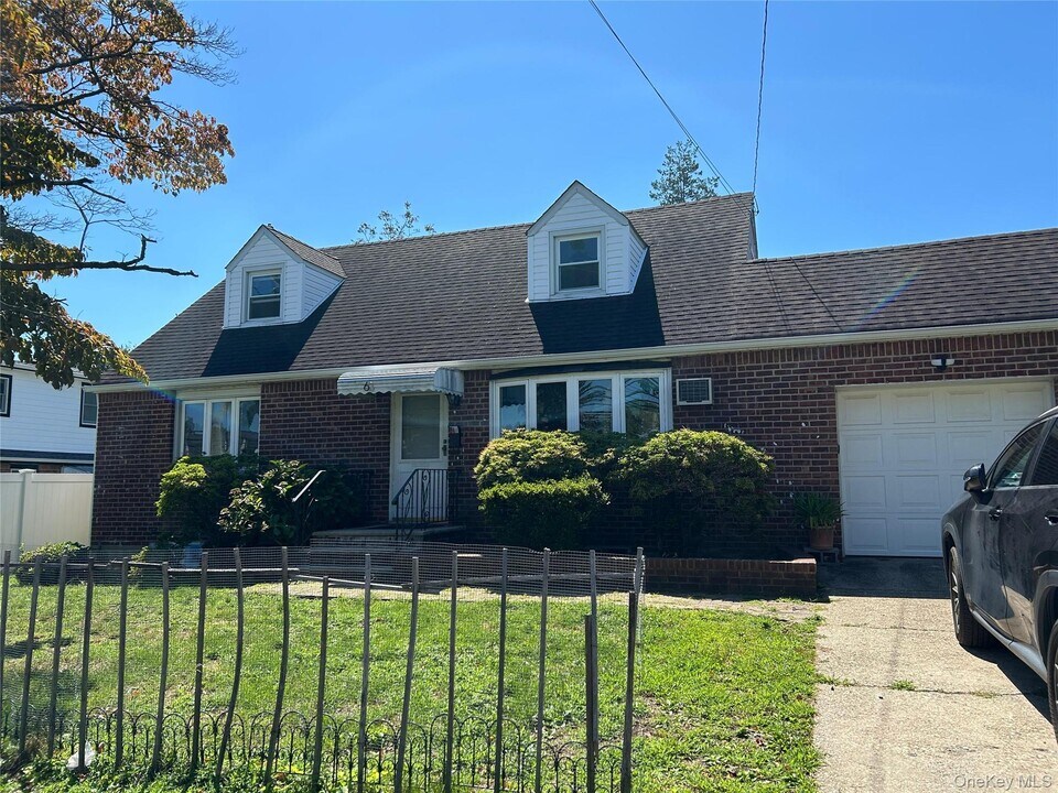 63 I U Willets Rd in Albertson, NY - Foto de edificio