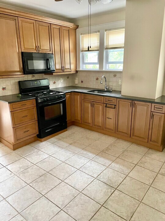 294 W Webster Ave, Unit 1 in Roselle Park, NJ - Building Photo