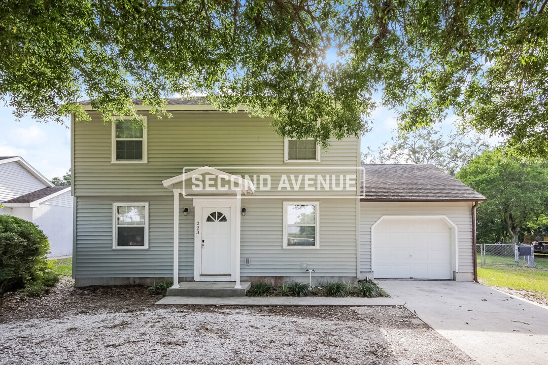 223 Carla Ann Ct in Auburndale, FL - Foto de edificio