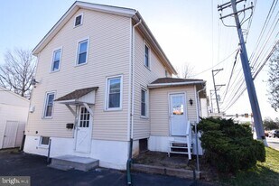 1071 W Bristol Rd in Warminster, PA - Building Photo