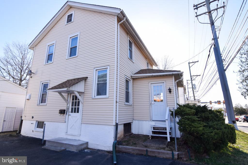 1071 W Bristol Rd in Warminster, PA - Building Photo