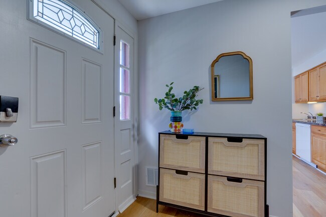 8032 Saint Annes Ct, Unit 8032 in Alexandria, VA - Building Photo - Building Photo