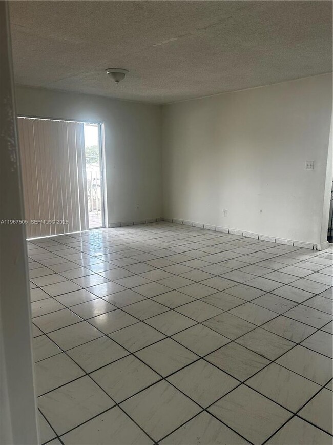 992 E 18th St in Hialeah, FL - Foto de edificio - Building Photo