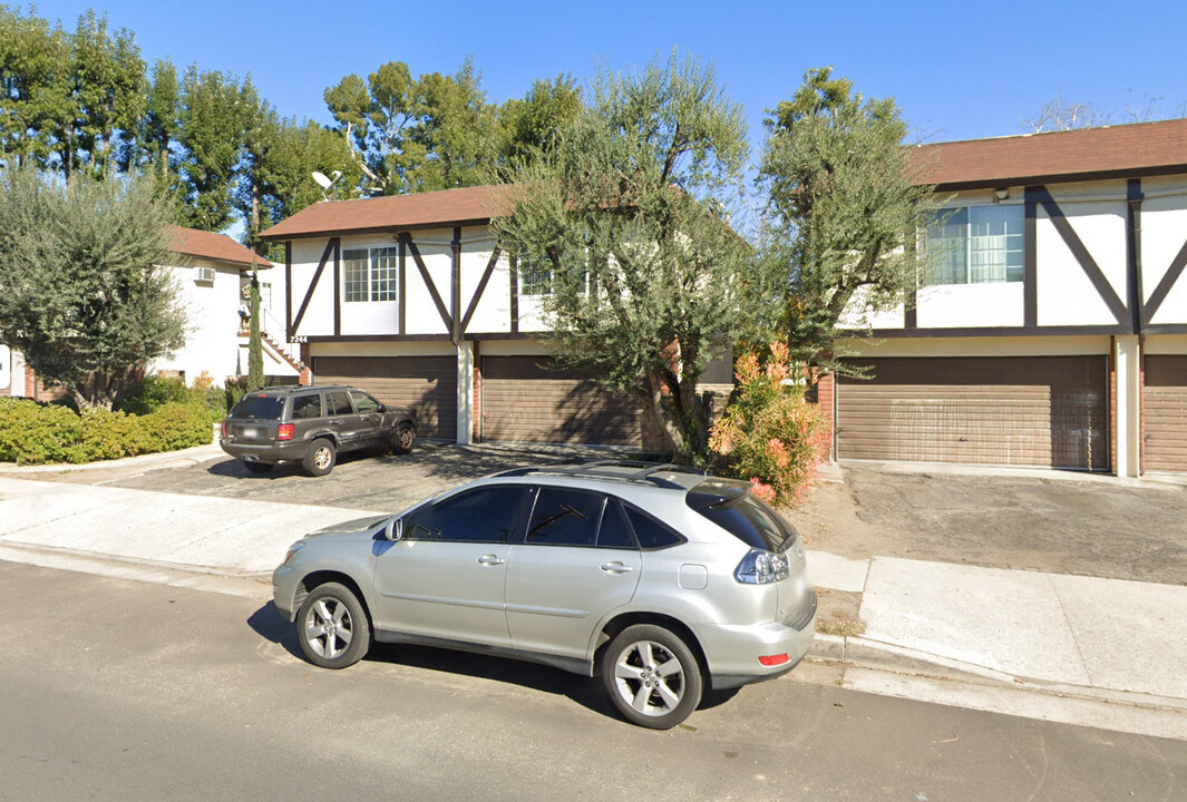 7344-7346 Ventura Canyon Ave in Van Nuys, CA - Foto de edificio