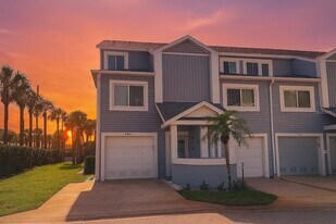 900 Harbour House Dr in Indian Rocks Beach, FL - Building Photo