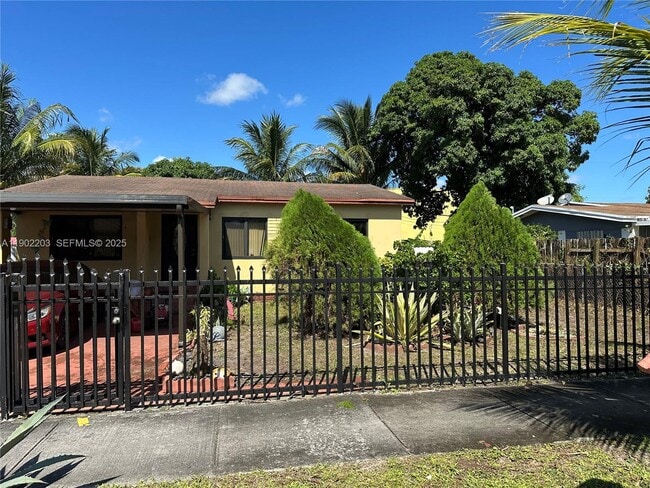 1395 NW 118th St in Miami, FL - Foto de edificio - Building Photo