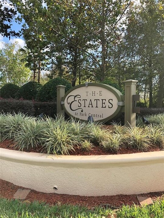2586 Grand Central Pkwy in Orlando, FL - Building Photo