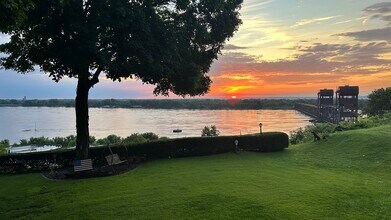 2 South Pt in Burlington, IA - Foto de edificio - Building Photo