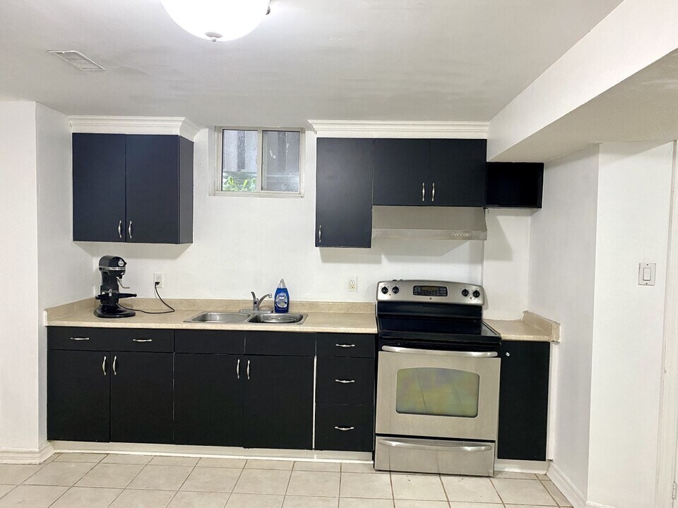 1 Kettle Crt in Vaughan, ON - Building Photo