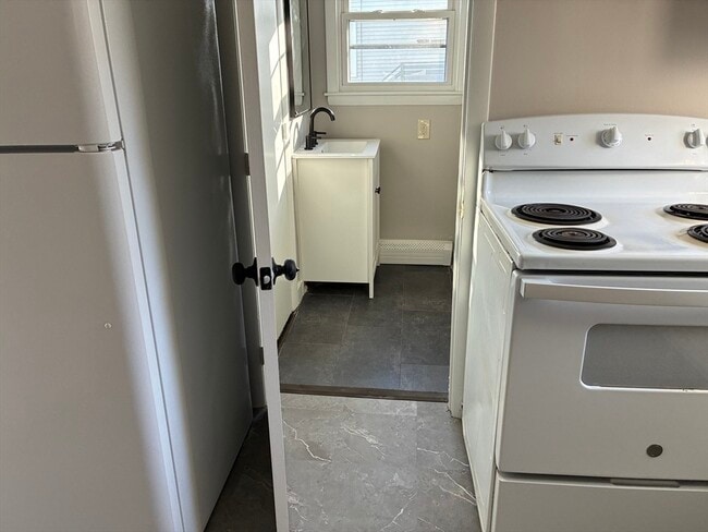 102 Pleasant St in Gloucester, MA - Building Photo - Building Photo