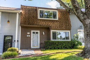 110 Woodlake Dr in Charlottesville, VA - Building Photo