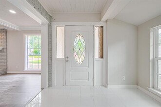 10815 Creektree Dr in Houston, TX - Building Photo - Building Photo