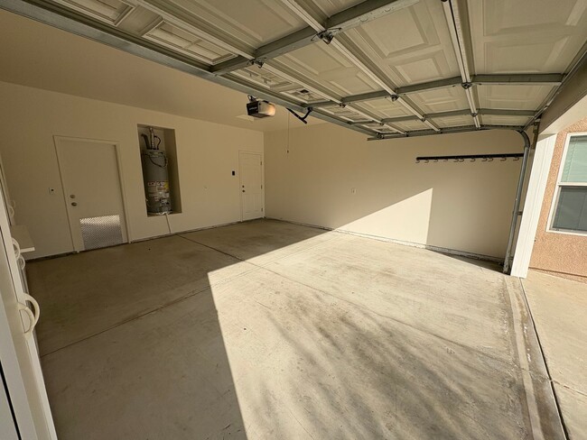 1155 Meadow Ave in Exeter, CA - Building Photo - Building Photo