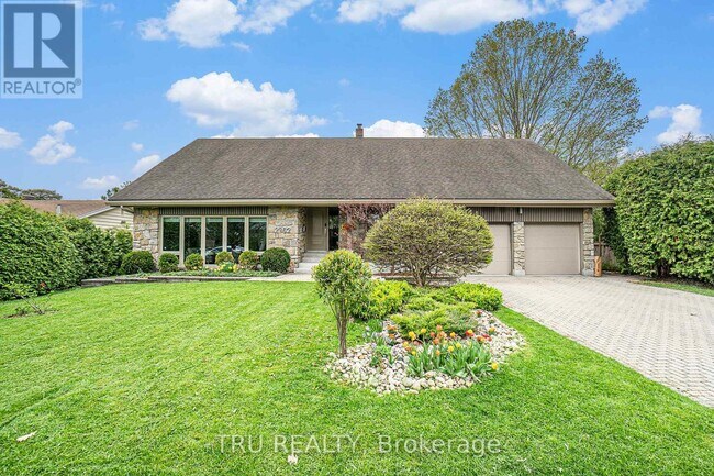 2302 Fox Crescent in Ottawa, ON - Building Photo - Building Photo