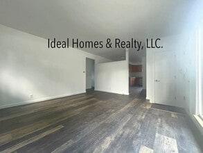 901 Hemphill Rd in Flint, MI - Building Photo - Building Photo