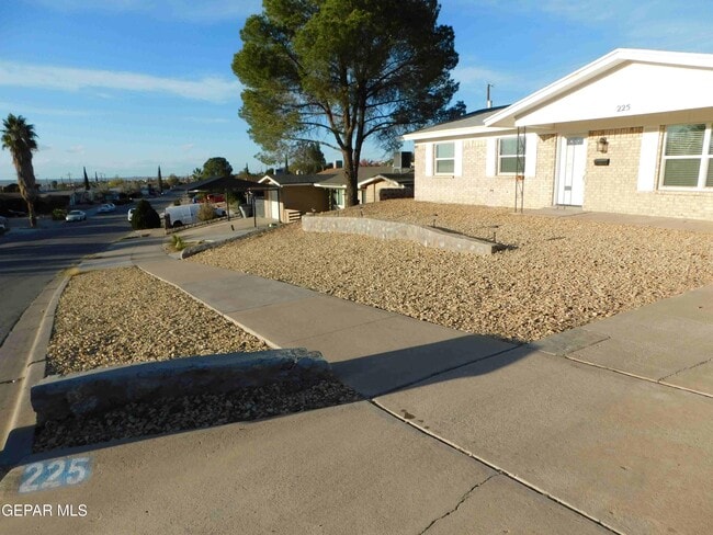225 3 Rivers Dr in El Paso, TX - Building Photo - Building Photo