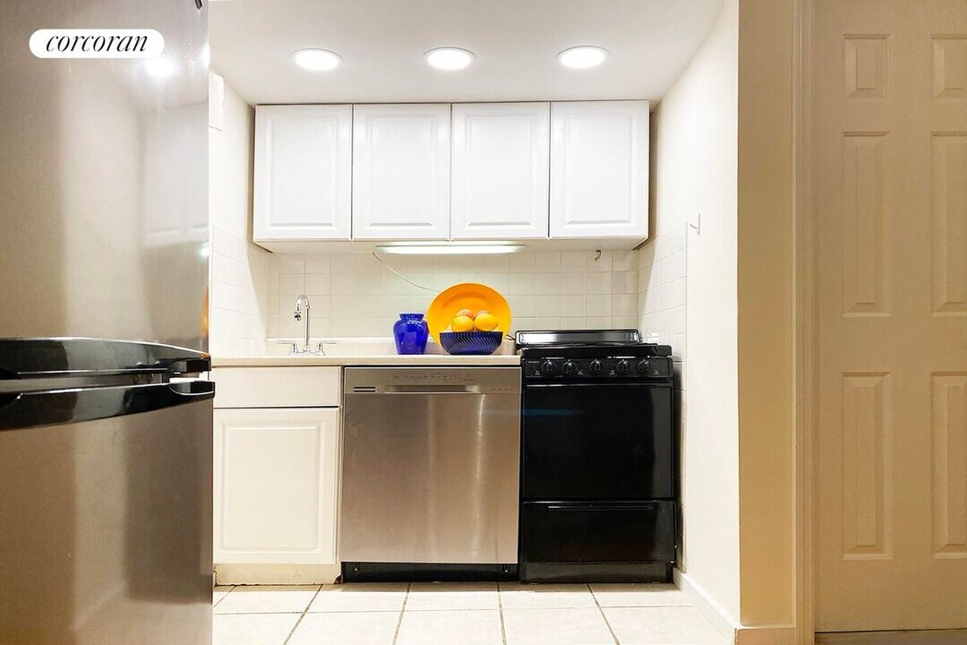105 W 77th St in New York, NY - Building Photo