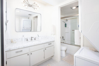 385 E Via Escuela in Palm Springs, CA - Building Photo - Building Photo