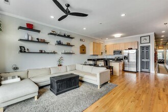 2740 W Belmont Ave in Chicago, IL - Foto de edificio - Building Photo