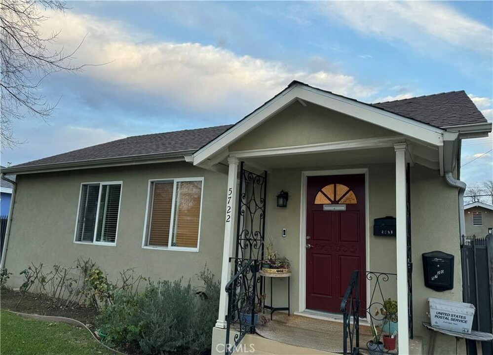 5722 Cedros Ave in Van Nuys, CA - Foto de edificio