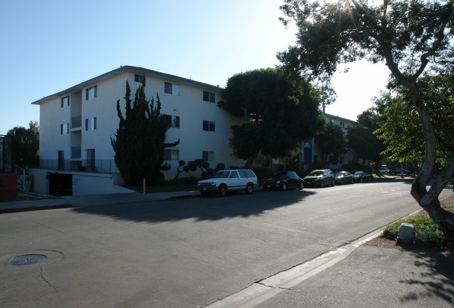 Skyview Apartments in Goleta, CA - Foto de edificio - Building Photo
