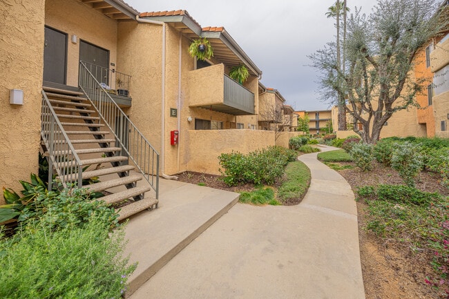 15425 Sherman Way in Van Nuys, CA - Foto de edificio - Building Photo