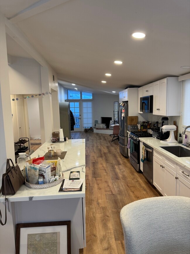 511 Poinsettia Ave in Corona Del Mar, CA - Foto de edificio - Building Photo