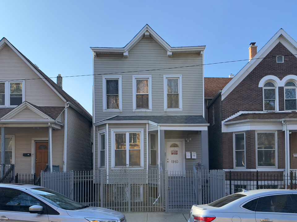 1910 N Kedvale Ave-Unit -2 in Chicago, IL - Building Photo