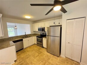 1490 Churchill Cir in Naples, FL - Foto de edificio - Building Photo