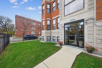 4956 S Champlain Ave in Chicago, IL - Foto de edificio - Building Photo