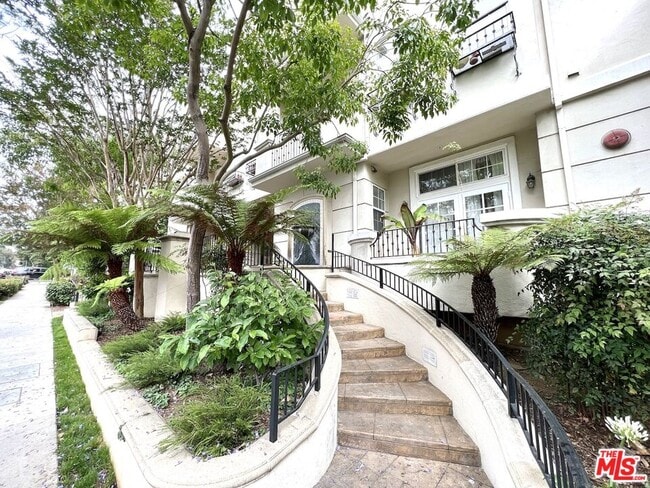 11680 Montana Ave in Los Angeles, CA - Building Photo - Building Photo
