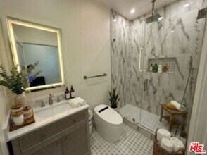 1000 S Sherbourne Dr in Los Angeles, CA - Building Photo - Building Photo