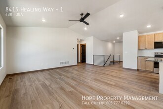 8415 Healing Wy in Rapid City, SD - Foto de edificio - Building Photo