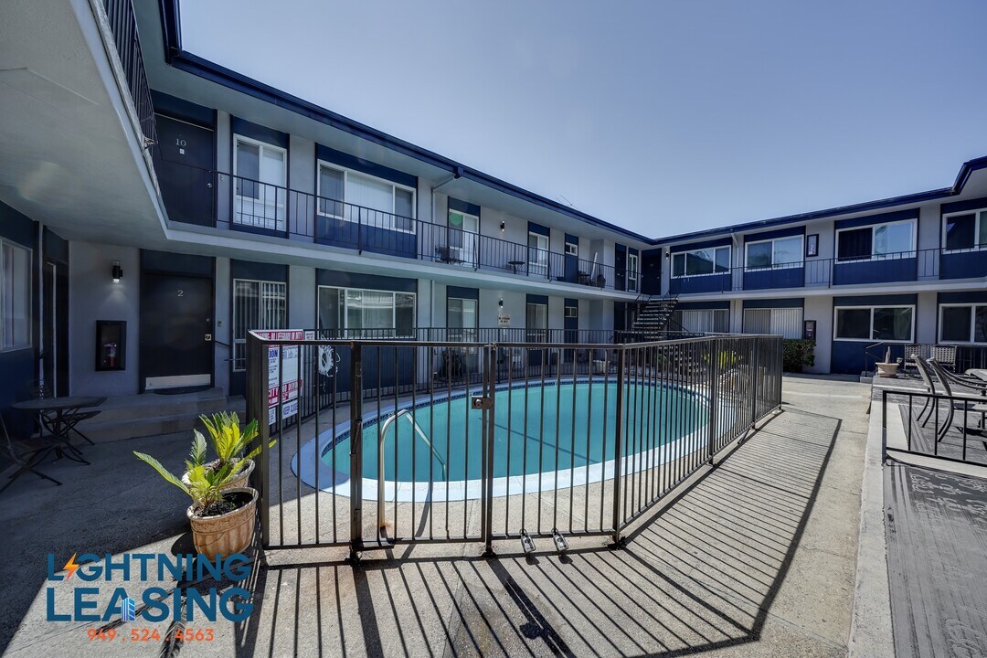 328 W Queen St in Inglewood, CA - Building Photo