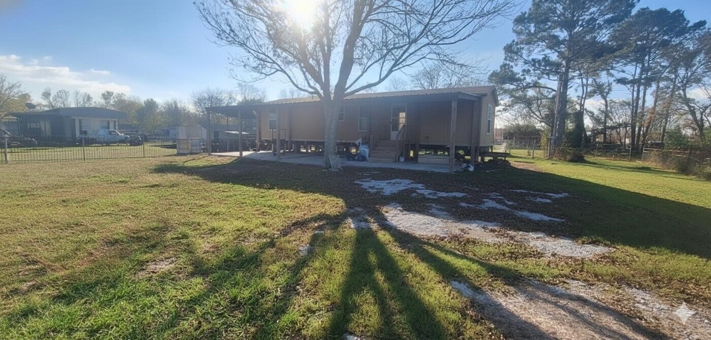 111 County Rd 6037 in Dayton, TX - Building Photo
