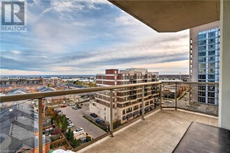 1998 Ironstone Dr in Burlington, ON - Building Photo - Building Photo