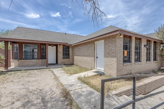 9716 Center Rd in Laredo, TX - Building Photo - Building Photo