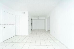 576 NW 114th Ave in Miami, FL - Building Photo