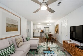 Stoney Ridge Luxury Apartments in Fayetteville, NC - Foto de edificio - Building Photo