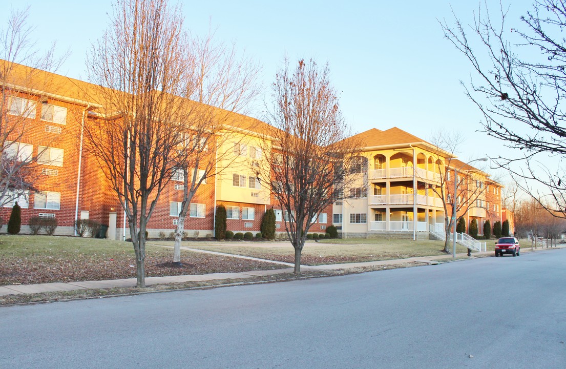 Friendly Village Apartments in St. Louis, MO - Building Photo