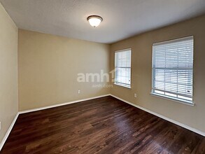 1618 Withers Way in Krum, TX - Foto de edificio - Building Photo