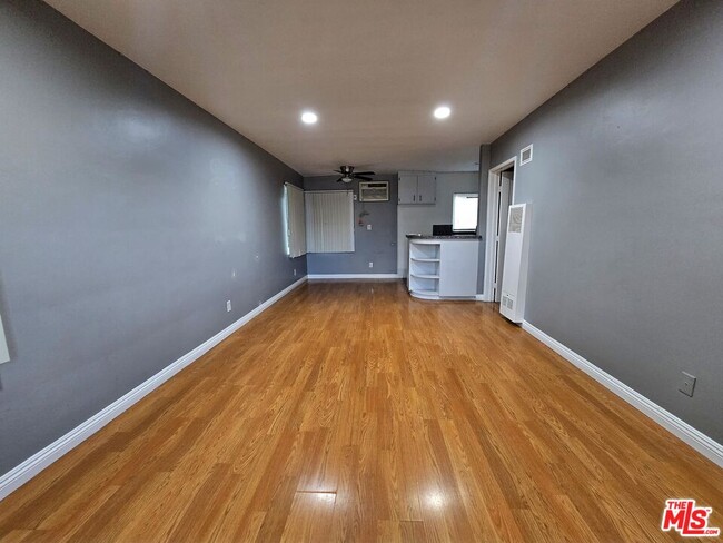 7419 Woodley Ave in Los Angeles, CA - Building Photo - Building Photo